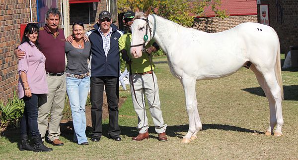 Gran Blanco with his new owners - Bev Roode, JP Pieterse, with trainer Des and Kim Egdes. Image: Candiese Marnewick