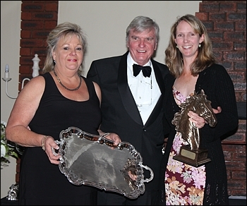 Joyce and Robin Scott of Scott Bros, receiving the 2011 KZN Breeders Stallion Of The Year Award for Mogok(USA), sponsored by Bosch Hoek Equine Hospital. Image: Michael Marnewick
