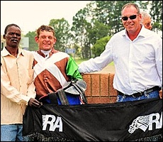 Trainer Paul Matchett, Marthinus Mienie and groom in the Winner’s Circle (Photo : Racing Association)