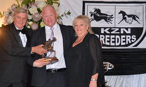 Robin and Joyce Scott being presented with the International Achievement Award for The Apache, sponsored by Tom Callaghan of the TBA. Image: Leigh Willson